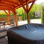 Apartman Dom Wakacyjny Gajowka Z Ogrodem I Jacuzzi Na Wylacznosc Rzyki